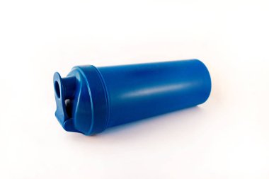 Şişe su izole beyaz zemin üzerine / plastik mavi spor su şişesi / Fitness Ekipmanları.