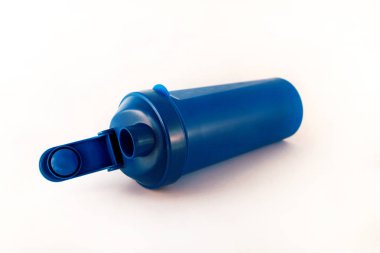 Şişe su izole beyaz zemin üzerine / plastik mavi spor su şişesi / Fitness Ekipmanları.