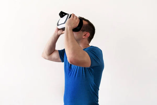 Homme portant et jouant application de jeu mobile sur l'appareil lunettes de réalité virtuelle sur fond blanc. Action de l'homme et en utilisant dans un casque virtuel, boîte VR pour une utilisation avec téléphone intelligent. Concept de technologie contemporaine — Photo