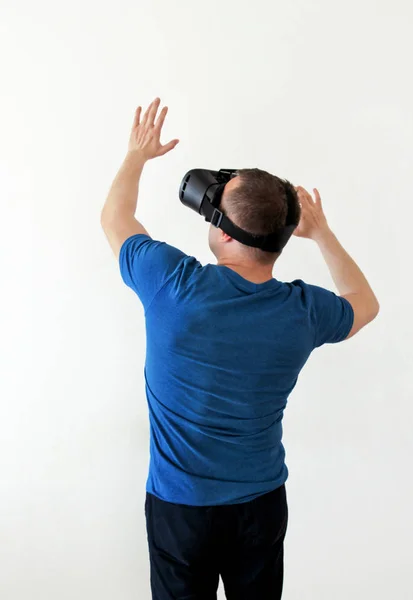 Ο άνθρωπος φορώντας και παίζοντας το παιχνίδι για κινητά στα γυαλιά εικονικής πραγματικότητας συσκευή σε λευκό φόντο. Άνθρωπος δράσης και τη χρήση σε εικονικό ακουστικό, Vr πλαίσιο για χρήση με έξυπνο τηλέφωνο. Σύγχρονη τεχνολογία έννοια — Φωτογραφία Αρχείου
