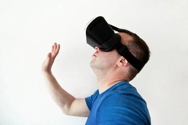 Ο άνθρωπος φορώντας και παίζοντας το παιχνίδι για κινητά στα γυαλιά εικονικής πραγματικότητας συσκευή σε λευκό φόντο. Άνθρωπος δράσης και τη χρήση σε εικονικό ακουστικό, Vr πλαίσιο για χρήση με έξυπνο τηλέφωνο. Σύγχρονη τεχνολογία έννοια — Φωτογραφία Αρχείου