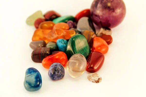 半貴石/クリスタル石の種類/心配石、パームの石癒しの石、石を熟考/テクスチャ背景の様々 な石の宝石/ヒープの様々 な色の宝石鉱物コレクション. — ストック写真