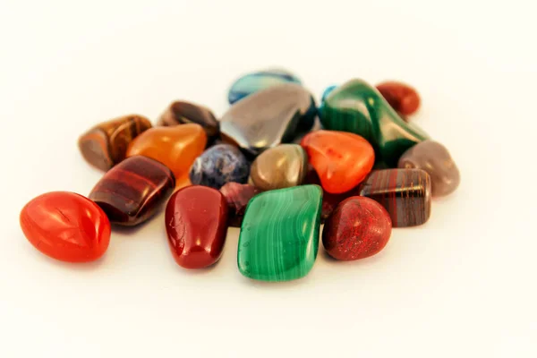 Halvädelstenar / Crystal sten typer / oro stenar, palm stenar, helande stenar, och begrunda stenar olika stenar ädelstenar bakgrund textur / Heap av olika färgade pärlor mineralsamling. — Stockfoto