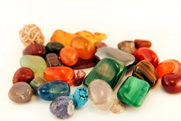 Yarı değerli taşlar / kristal taş türleri / taşlar şifa, endişe taş, palm taşlar, taşlar düşünmek / çeşitli taşlar değerli taşlar arka plan doku / yığın çeşitli renkli taşlar mineral koleksiyon. — Stok fotoğraf