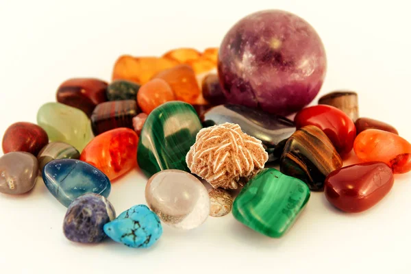 Halfedelstenen / Crystal steen typen / helende stenen, denken zorgen stenen, palm stenen, stenen / verschillende stenen edelstenen achtergrond textuur / Heap van diverse gekleurde edelstenen minerale collectie. — Stockfoto