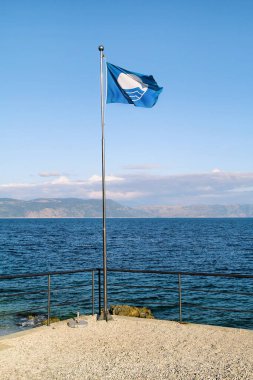 Mavi bayrak için su kalitesi, güvenliği, Hizmetleri, çevre yönetimi ve bilgi belirli standartlara ulaştığı anlamına gelir uçuş, temiz plaj Kalite Ödülü bayrağı.