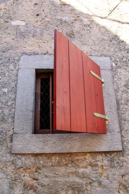 Mimari detay: geleneksel Akdeniz ev küçük rustik pencere. Dikey biçim, Akdeniz tarzı ahşap kepenkleri ile doğal ışık / küçük eski pencere.