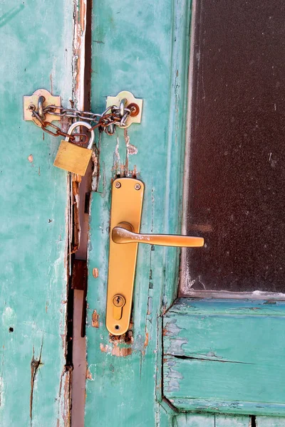 Closeup Eski Kapı Kilidi Ile Vintage Ahşap Kapı Kilitli Güvenlik — Stok fotoğraf