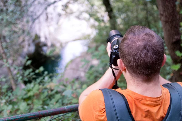 Fotografo Professionista Maschile Nella Foresta Ragazzi Turista Nella Natura Fotografia — Foto Stock