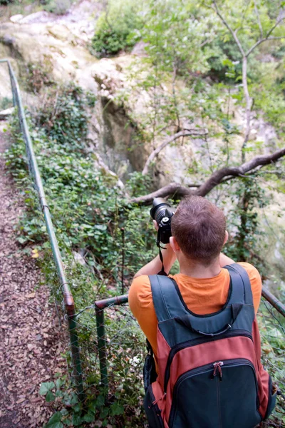 Fotografo Professionista Maschile Nella Foresta Ragazzi Turista Nella Fotografia Naturalistica — Foto Stock