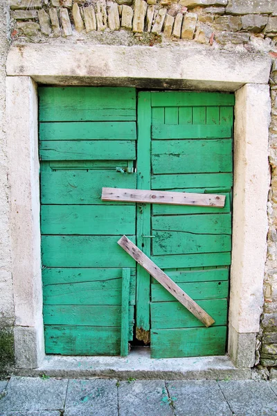 Muy Viejo Verde Rústico Puerta Madera Seguro Vivienda Fondo Textura —  Fotos de Stock