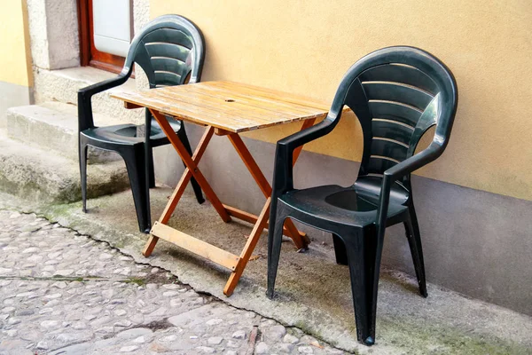 Cadeiras Plástico Verde Mesa Madeira Livre Frente Casa Terraço Rua — Fotografia de Stock