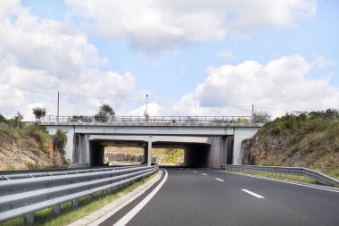 Doğal görünümü ile Hırvatistan, Europe Üstgeçit ve Otoban yolun üzerinde / güzel doğal ortamı, gökyüzü ve bulutlar içinde amaç / ulaşım ve trafik altyapı / işaretleri ve sinyal.