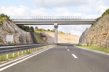 Doğal görünümü ile Hırvatistan, Europe Üstgeçit ve Otoban yolun üzerinde / güzel doğal ortamı, gökyüzü ve bulutlar içinde amaç / ulaşım ve trafik altyapı / işaretleri ve sinyal.