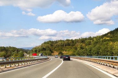 Doğal görünümü ile Istria, Hırvatistan, Avrupa'nın önde gelen otoyol yolda / güzel doğal ortamı, gökyüzü ve bulutlar içinde amaç / ulaşım ve trafik altyapı / yol işaretleri ve sinyal.