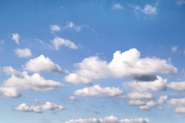 Açık mavi gökyüzü beyaz bulutlar, closeup ile / çok güzel hava stratocumulus ve kümülüs bulutlar ile bir yaz günü / bulutlu arka plan duvar kağıdı, doku ve malzeme, doğal çevre.
