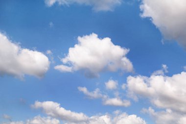 Açık mavi gökyüzü beyaz bulutlar, closeup ile / çok güzel hava stratocumulus ve kümülüs bulutlar ile bir yaz günü / bulutlu arka plan duvar kağıdı, doku ve malzeme, doğal çevre.