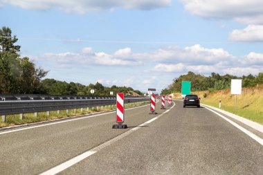 Doğal görünümü ile Hırvatistan, Europe önde gelen otoyol yolda / sinyal ve işaretleri yolun üzerinde çalışmaya / doğal çevre, gökyüzü ve bulutlar arka planda / ulaşım ve trafik altyapı.