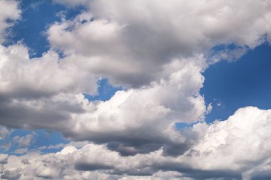 Açık mavi gökyüzü beyaz bulutlar, closeup ile / çok güzel hava stratocumulus ve kümülüs bulutlar ile bir yaz günü / bulutlu arka plan duvar kağıdı, doku ve malzeme, doğal çevre.