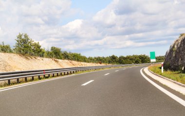 Doğal görünümü ile Istria, Hırvatistan, Avrupa'nın önde gelen otoyol yolda / güzel doğal ortamı, gökyüzü ve bulutlar içinde amaç / ulaşım ve trafik altyapı / yol işaretleri ve sinyal.