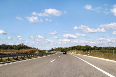 Doğal görünümü ile Istria, Hırvatistan, Avrupa'nın önde gelen otoyol yolda / güzel doğal ortamı, gökyüzü ve bulutlar içinde amaç / ulaşım ve trafik altyapı / yol işaretleri ve sinyal.