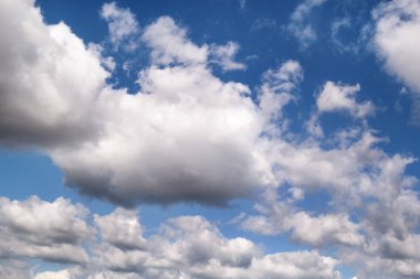 Açık mavi gökyüzü beyaz bulutlar, closeup ile / çok güzel hava stratocumulus ve kümülüs bulutlar ile bir yaz günü / bulutlu arka plan duvar kağıdı, doku ve malzeme, doğal çevre.