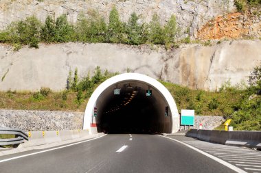 Doğal görünümü ile Hırvatistan, Europe tünel ve Otoban yol giriş / ulaşım ve trafik altyapı / işaretleri ve sinyal.