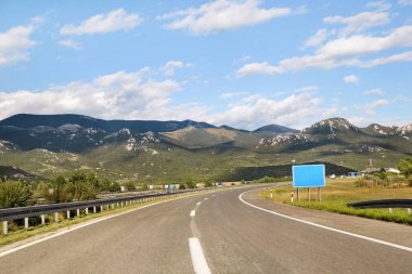 Doğal görünümü ile Hırvatistan, Europe önde gelen otoyol yolda / elektrik iletim kule, gökyüzü ve bulutlar arka planda / ulaşım ve trafik altyapı / yol işaretleri ve sinyal.