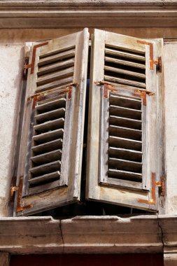 Çürük ile eski pencere ve ahşap kepenkleri tarihsel arka plan Pula, Hırvatistan, closeup bina / bina cephe elemanları, malzeme ve doku, kapak ve duvar kağıdı / Mimarlık Kentsel kavramı.