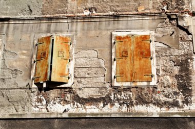 Eski pencere ile çürük ve kapak paslı demir kepenkler Pula, Hırvatistan, closeup bina / bina cephe elemanları, malzeme, doku, arka plan ve duvar kağıdı üzerinde / Mimarlık Kentsel kavramı.