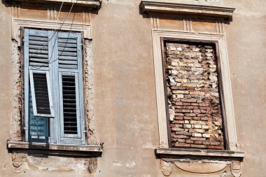 Eski windows ahşap kepenkleri ve pencere ile konut yapı parçası, closeup duvarlı / bina cephe elemanları, malzeme, doku, arka plan ve duvar kağıdı / Mimarlık Kentsel kavramı.