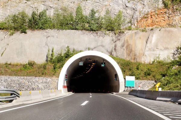 Сценический Вид Въезд Туннель Шоссе Ведущие Через Хорватию Европу Транспортная — стоковое фото