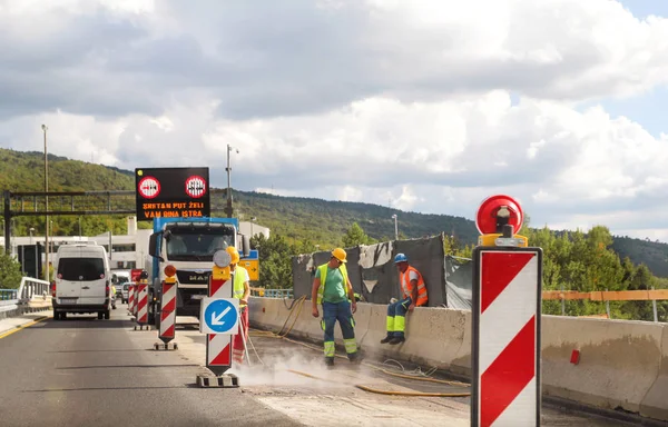 Rijeka, Hırvatistan - 05 Eylül 2017: yol çalışmaları. Yenileme karayolu üzerinde. Yol makine inşaat sahasında. İşaret ve işaret. Yol şirketi. İşçi ve yol yapımı için makineler.