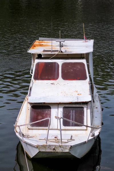 Старая Белая Речная Рыбацкая Лодка Припаркована Реки Лейк Моторная Лодка — стоковое фото