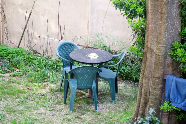 Uma Vista Para Jardim Mediterrânico Com Mobiliário Por Conjunto Três — Fotografia de Stock