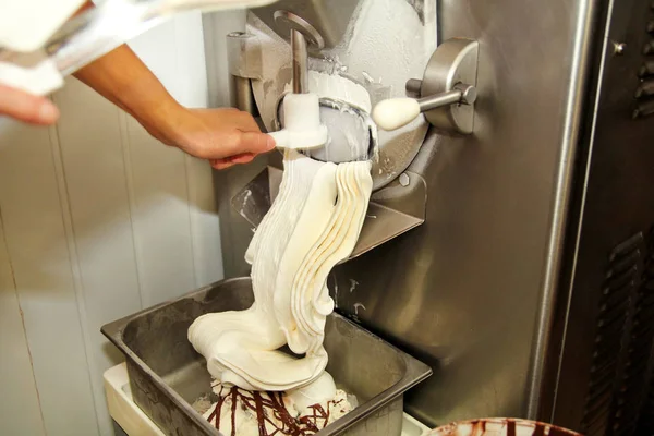 Работница Работает Над Машиной Приготовления Мороженого Производство Ванильного Мороженого Шоколадной — стоковое фото