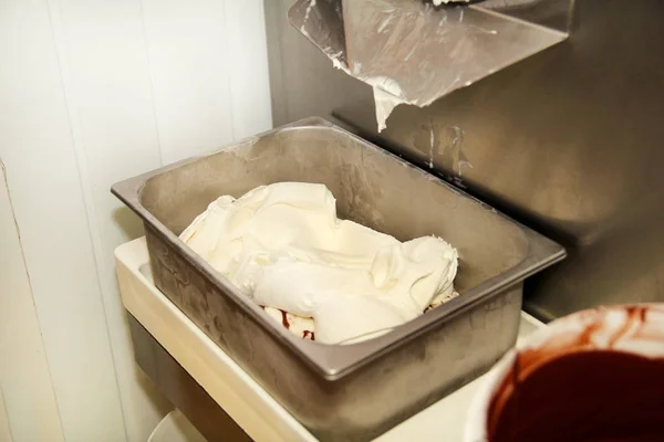 Ijs Maken Machine Produceert Vanille Ijs Met Chocolade Dressing Valt — Stockfoto