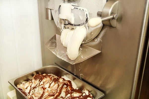 冰淇淋机生产香草冰淇淋与巧克力敷料 它落入钢制容器 奶油冰淇淋的工业制备 — 图库照片