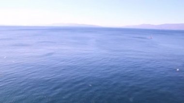 Deniz manzarası, deniz doğal arka plan, doğa manzara video görüntüleri. Güzel panoramik Akdeniz, yaz günü. Denizde su üzerinde uçan dalgalar ve kuşlar martılar üzerinde sürüklenen küçük tekne.