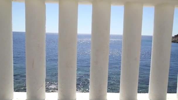 Παραλία Κάγκελο Λευκό Στήλες Θέα Στη Θάλασσα Προβολή Των Λευκές — Αρχείο Βίντεο