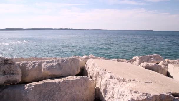Weiße Felsen Und Steine Mit Blauem Meer Und Himmel Hintergrund — Stockvideo