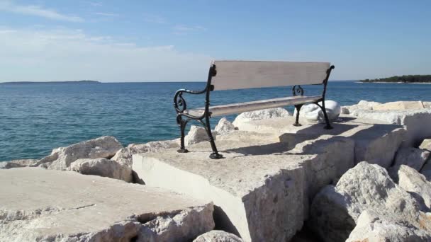 Asiento Mar Banco Blanco Sobre Rocas Playa Mar Hermosa Vista — Vídeo de stock