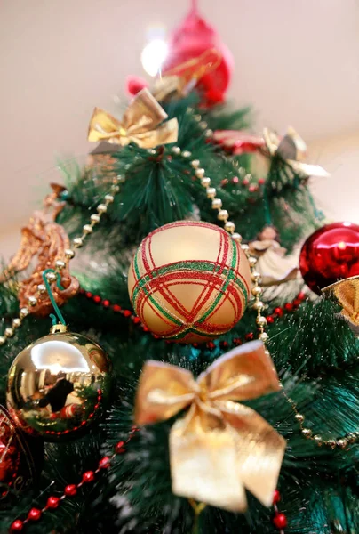 Capodanno ornamenti decorativi colorati sull'albero di Natale. Camera decorata per la celebrazione del Natale, scena di festa con varie forme, palline multicolori, fiocchi decorativi scintillanti e uccello sull'albero . — Foto Stock