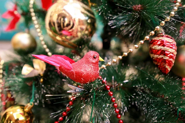 Capodanno ornamenti decorativi colorati sull'albero di Natale. Camera decorata per la celebrazione del Natale, scena di festa con varie forme, palline multicolori, fiocchi decorativi scintillanti e uccello sull'albero . — Foto Stock