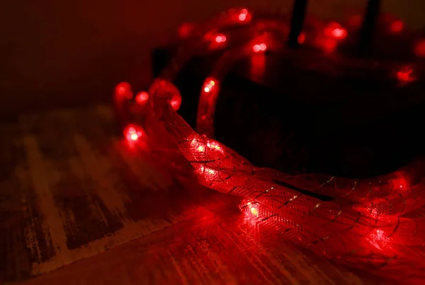 Яскраво-червоні новорічні та різдвяні рисові вогні, мала глибина різкості. Абстрактний червоний світлий фон. Декоративні миготливі вогні, прикраси до святкування Різдва, святкова сцена. Новорічна концепція . — стокове фото