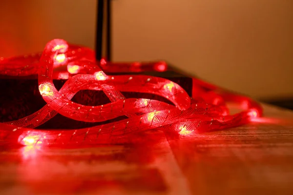 Ano Novo vermelho brilhante e luzes de arroz de Natal, profundidade rasa de campo. Abstrato fundo de luz vermelha. Luzes piscando decorativas, ornamentos à celebração do Natal, cena do feriado. Conceito de Natal . — Fotografia de Stock