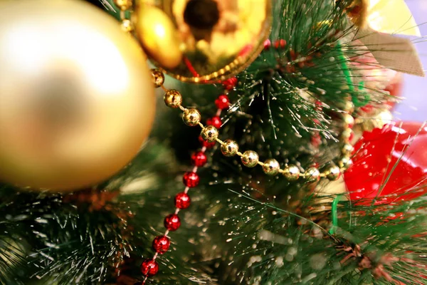 Decoração colorida de Ano Novo ornamentos na árvore de Natal. Quarto decorado para celebração de Natal, cena de férias com várias formas, bolas multicoloridas, arcos brilhantes decorativos e pássaro na árvore . — Fotografia de Stock