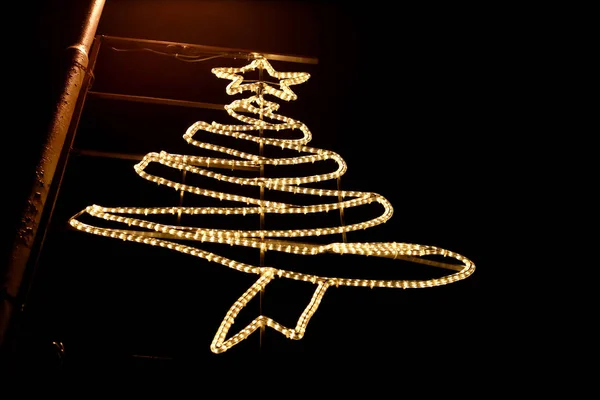 Street New Year e decorazioni natalizie, lampadine luci di riso stringa. Luci lampeggianti decorative, ornamenti a forma di albero e stella in cima alla celebrazione di Natale, scena di festa. Concetto Natale . — Foto Stock