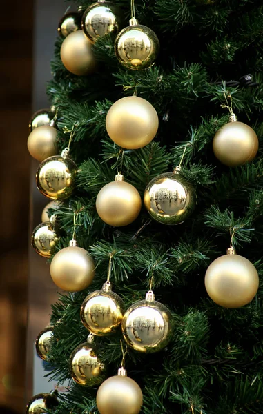 Bugigangas decoradas tradicionais de Natal em grinalda feita de abeto verde ou ramos de abeto e guirlanda brilhante ao ar livre. Galhos pinheiro, ouro e prata bolas de Natal como decorações para feriados de Ano Novo . — Fotografia de Stock