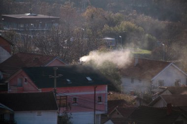 Bacalar evlerin çatıları, Sigara duman, sis, gündoğumu yayar, kirleticilerin atmosfere girmek. Çevre felaketi. Zararlı emisyonların ve egzoz gazı havaya. Sis, kış günü, Isıtma sezonu.